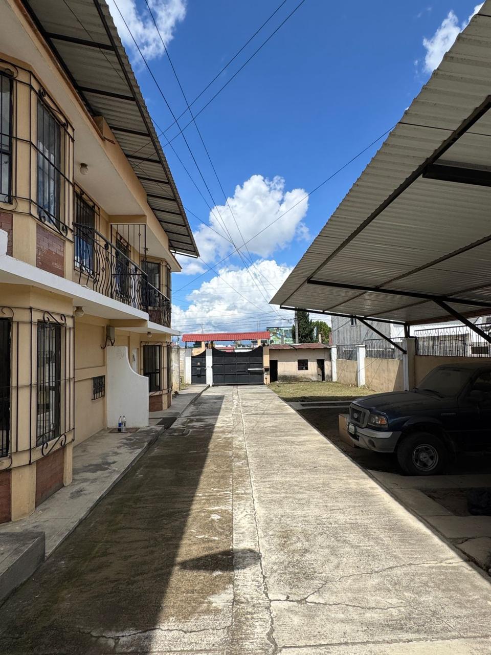 Vista lateral con parqueo techado