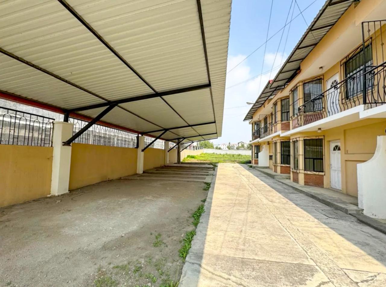 Parqueo techado vacío