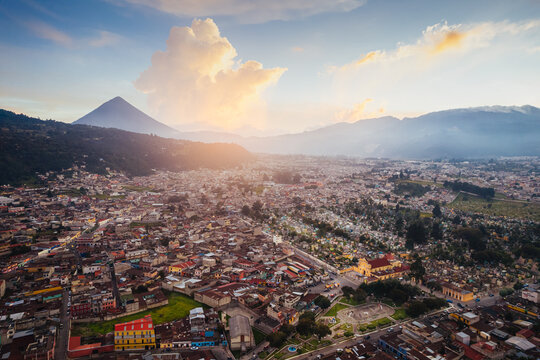 Quetzaltenango con el volcán Santa María al atardecer